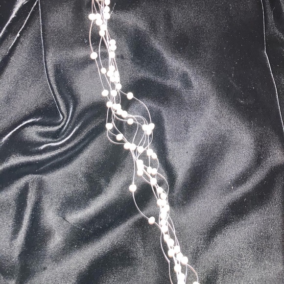 Freshwater pearl floating necklace. - Picture 2 of 4